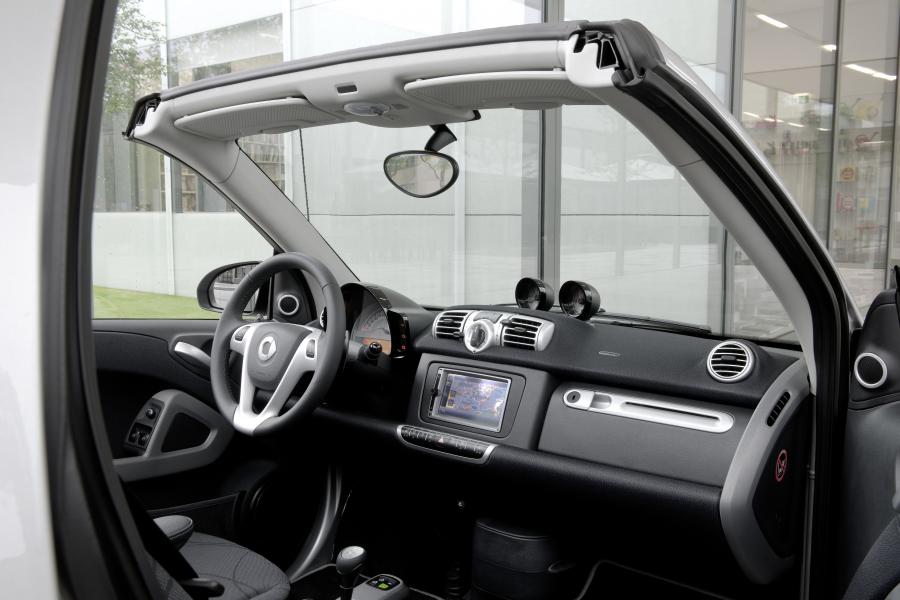 Интерьер Smart ForTwo Cabrio 2010 года  (фото 5 из 42)